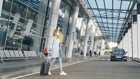 mujer en aeropuerto